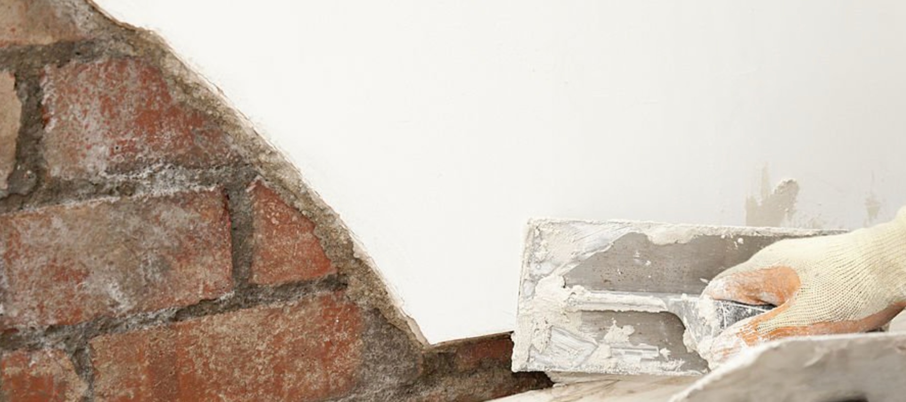 Een muur die gestuct wordt