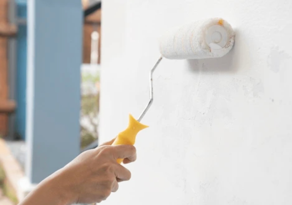 Een buiten muur dat wordt geschilderd