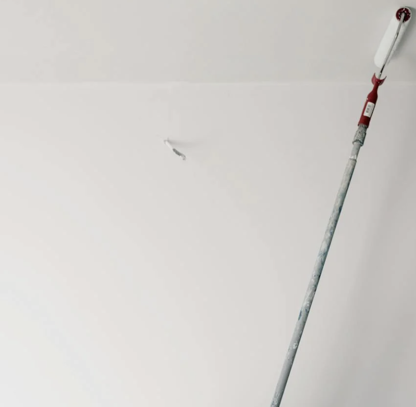 Een plafond dat geschilderd wordt